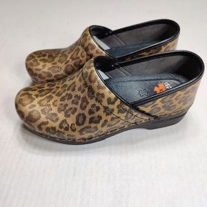 Dansko XP Brown Cheetah Leopard Print Slip Resistant Clogs Women Shoe Size 39